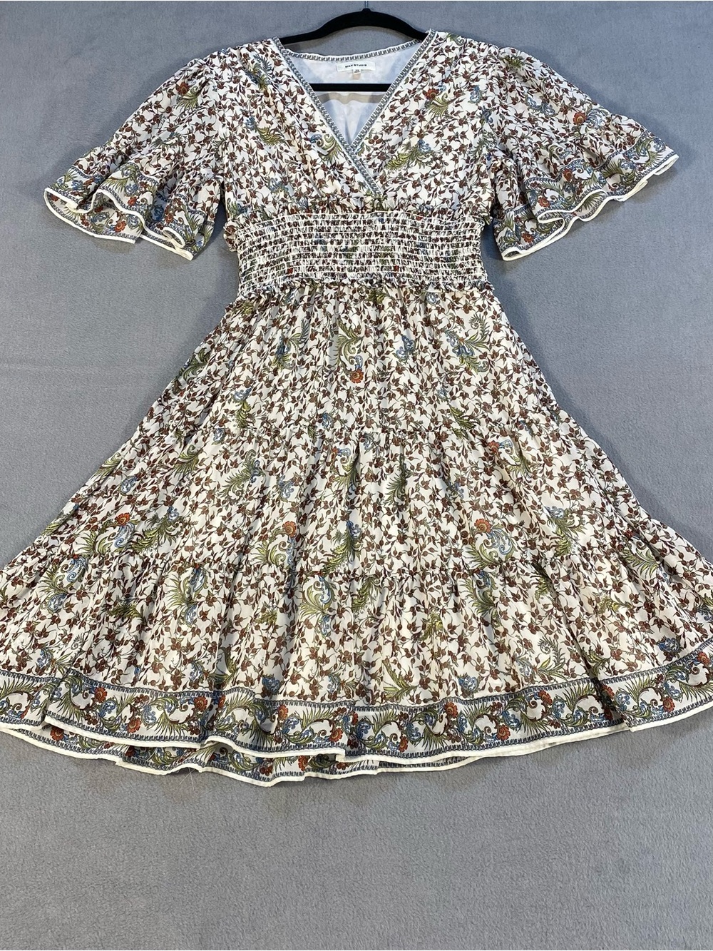Max Studio women’s cream Floral print tiered smocked Waist V-Neck mini dress, XS